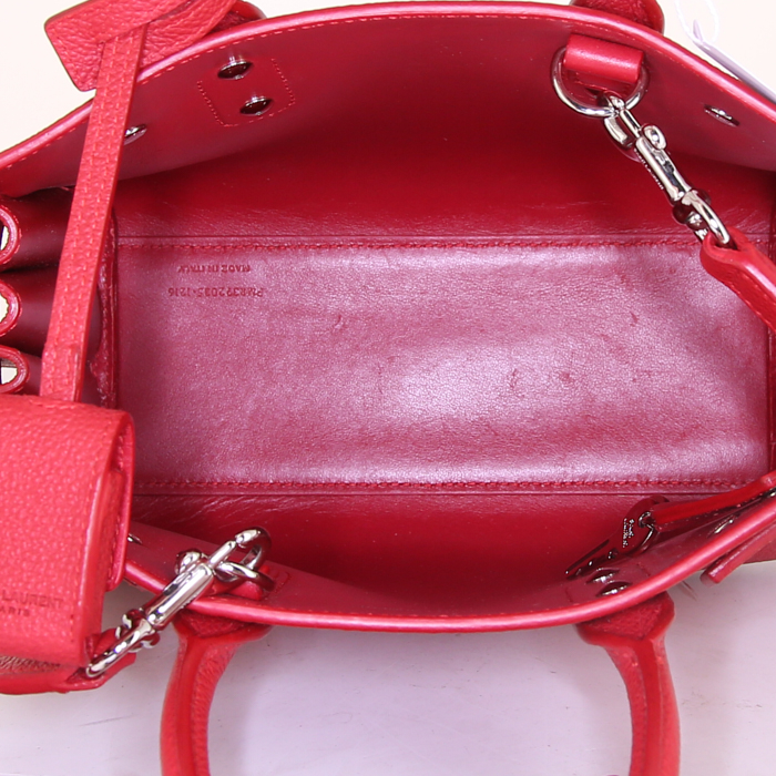 Bolso de mano Saint Laurent Sac de jour nano en cuero granulado rojo - Detail D3