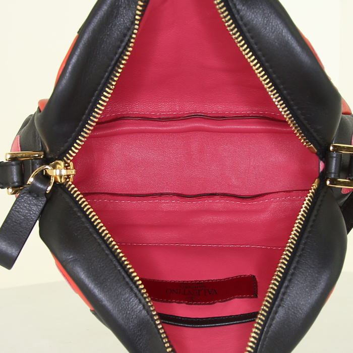 Valentino Garavani Camera shoulder bag in black, pink and white multicolor leather - Detail D2