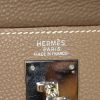 Sac à main Hermes Kelly 32 cm en cuir togo étoupe - Detail D3 thumbnail