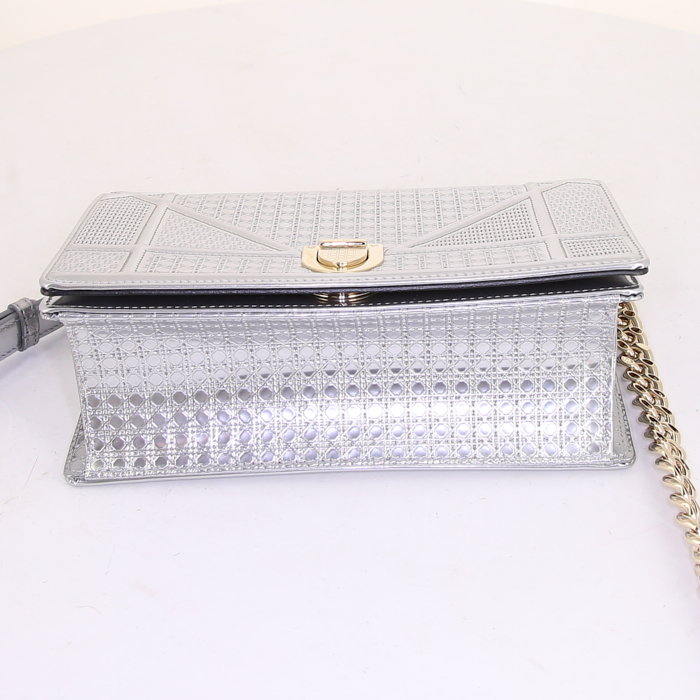 Bolso bandolera Dior Diorama en cuero plateado - Detail D5