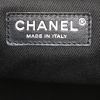 Bolso Chanel CC Chain Bucket en cuero acolchado negro - Detail D4 thumbnail