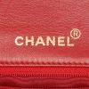 Bolso para llevar al hombro o en la mano Chanel Mademoiselle en cuero acolchado rojo - Detail D3 thumbnail