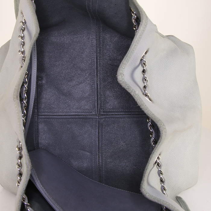 Shopping bag Chanel Camelia in pelle martellata grigia e camoscio grigio verde - Detail D3