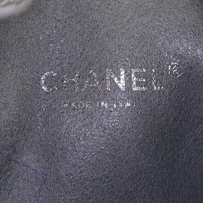 Bolso Cabás Chanel Camelia en cuero granulado gris y ante gris verdoso - Detail D4