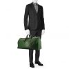 Bolsa de viaje Louis Vuitton Keepall 55 cm en cuero Epi verde - Detail D1 thumbnail