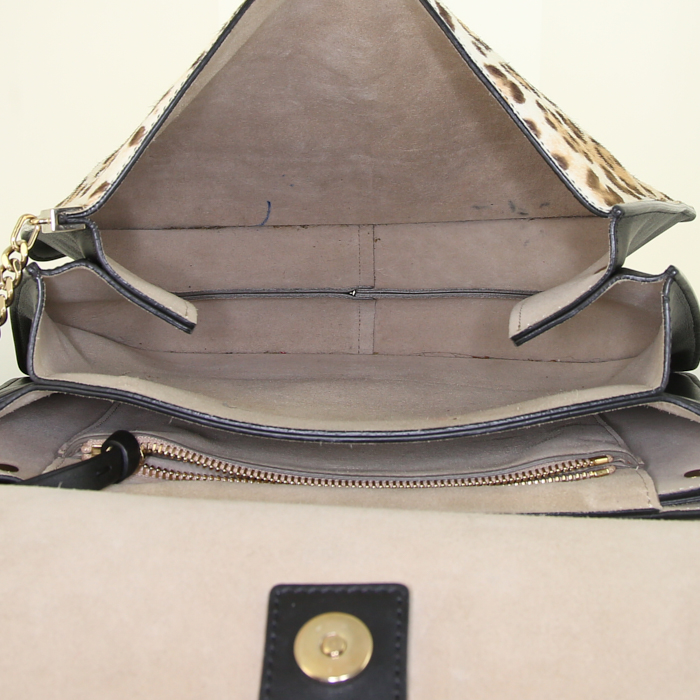 Chloé Faye shoulder bag in beige foal and black leather - Detail D2