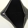 Bolsito de mano Chanel en cuero acolchado con motivos de espigas negro - Detail D2 thumbnail