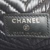 Pochette Chanel en cuir matelassé chevrons noir - Detail D3 thumbnail