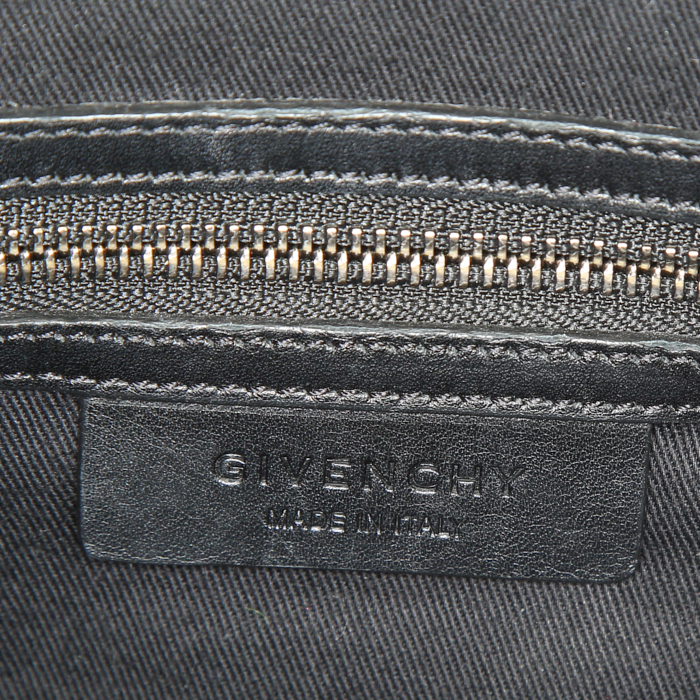 Sac à main Givenchy Antigona petit modèle en cuir glacé noir - Detail D4