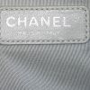 Sac bandoulière Chanel Boy en cuir matelassé bleu-marine - Detail D4 thumbnail