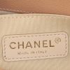 Sac bandoulière Chanel Boy en cuir matelassé beige - Detail D4 thumbnail