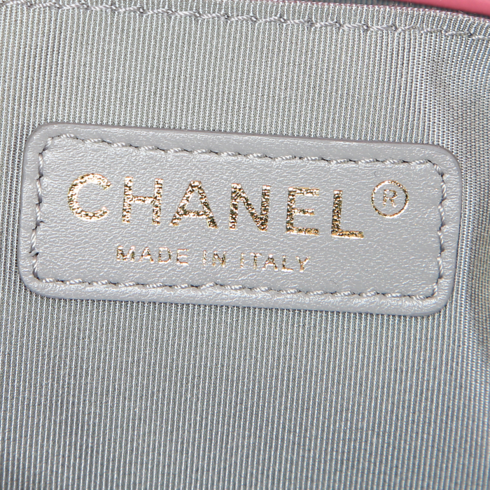 Chanel Boy shoulder bag in pink quilted leather - Detail D4
