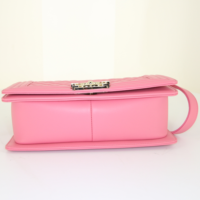 Bolso bandolera Chanel Boy en cuero acolchado rosa - Detail D5