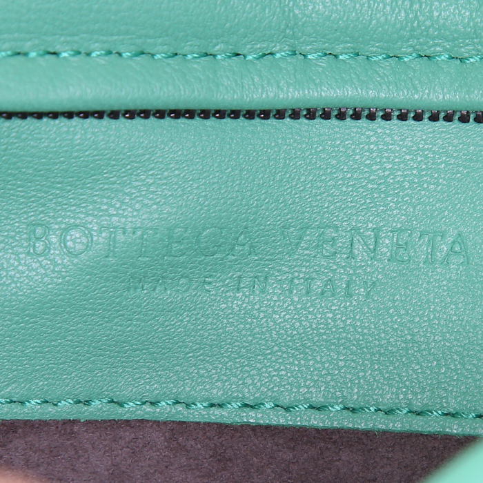 Bottega Veneta Turnlock pouch in green intrecciato leather - Detail D3