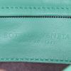 Bolsito de mano Bottega Veneta Turnlock en cuero intrecciato verde - Detail D3 thumbnail