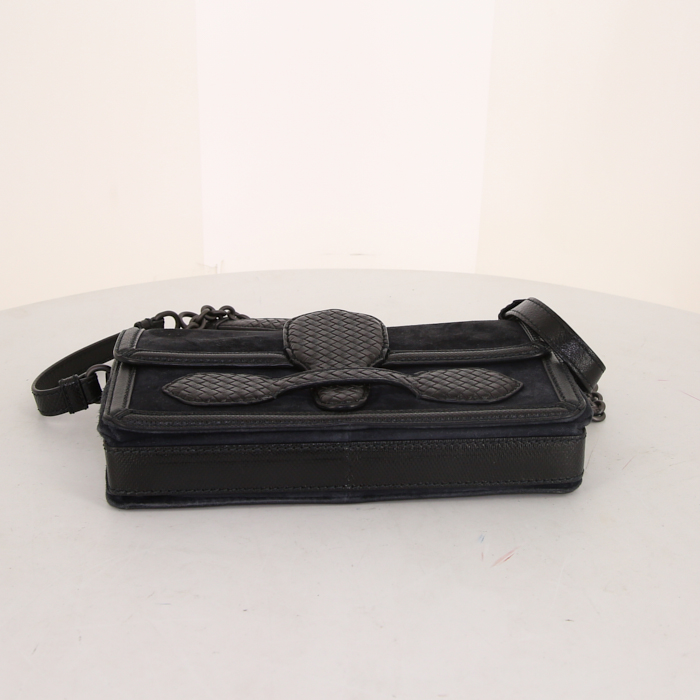 Bottega Veneta Rialto bag worn on the shoulder or carried in the hand in black suede and black leather - Detail D5