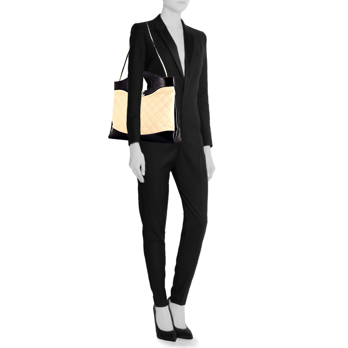 Chanel 31 handbag in white quilted leather and black leather - Detail D1