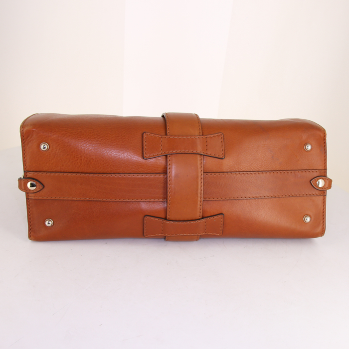 Bolso de mano Gucci Stirrup en cuero marrón - Detail D4