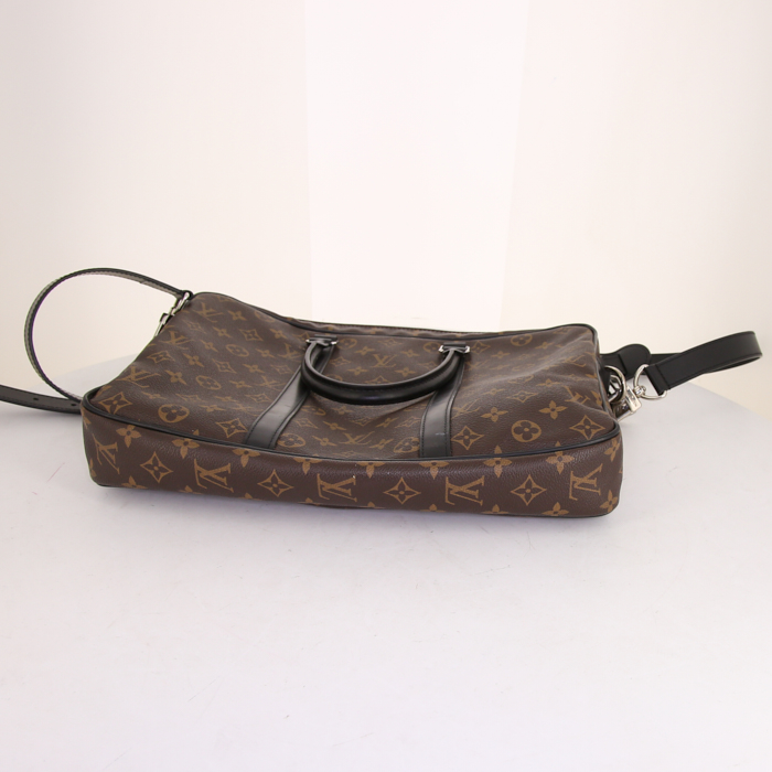 Porte-documents Louis Vuitton Voyage en toile monogram marron et cuir noir - Detail D5