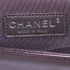 Bolso bandolera Chanel Boy modelo grande en cuero acolchado marrón - Detail D4 thumbnail