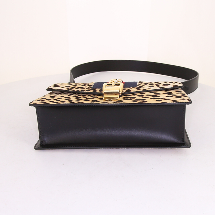 Borsa a spalla Gucci Sylvie in puledro beige con stampa leopardata e pelle nera - Detail D4