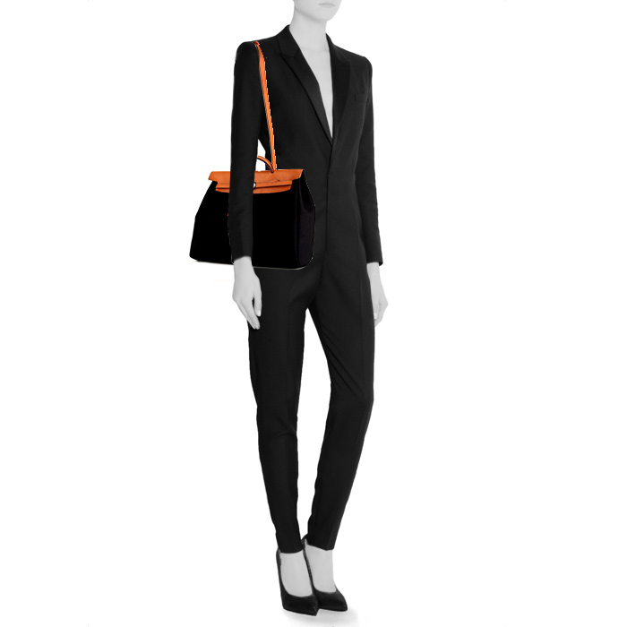 Hermes Herbag bag worn on the shoulder or carried in the hand in black canvas and natural Hunter cowhide - Detail D1