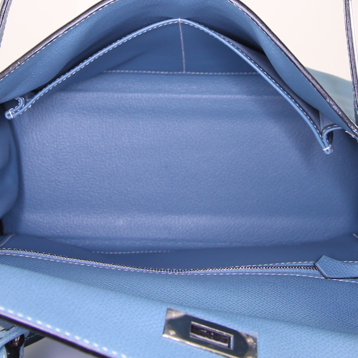 Sac porté épaule ou main Hermes Kelly 28 cm en cuir epsom bleu-jean - Detail D3