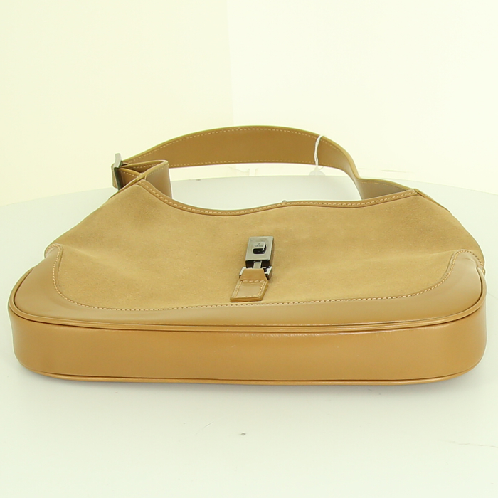 Bolso de mano Gucci Bardot en ante beige y cuero beige - Detail D4