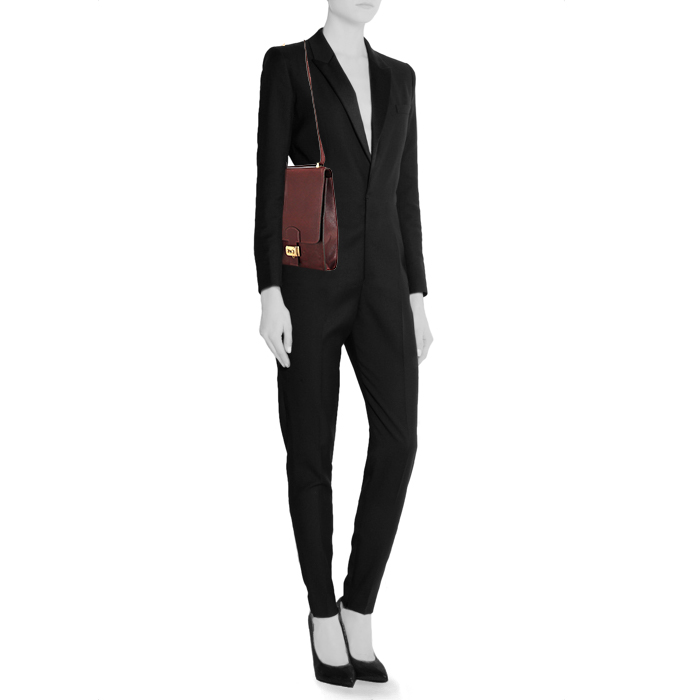 Hermès Bobby bag worn on the shoulder or carried in the hand in burgundy epsom leather - Detail D2