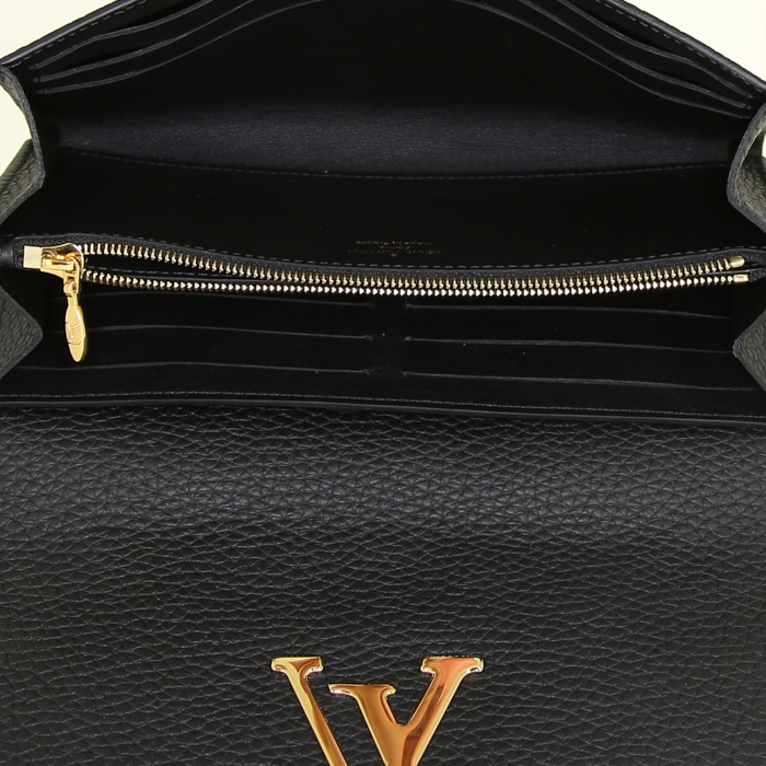Portafogli Louis Vuitton Capucines Soleil in pelle martellata nera - Detail D2