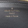 Portafogli Louis Vuitton Capucines Soleil in pelle martellata nera - Detail D3 thumbnail