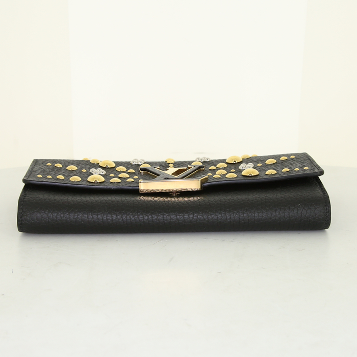 Louis Vuitton Capucines Soleil wallet in black grained leather - Detail D4