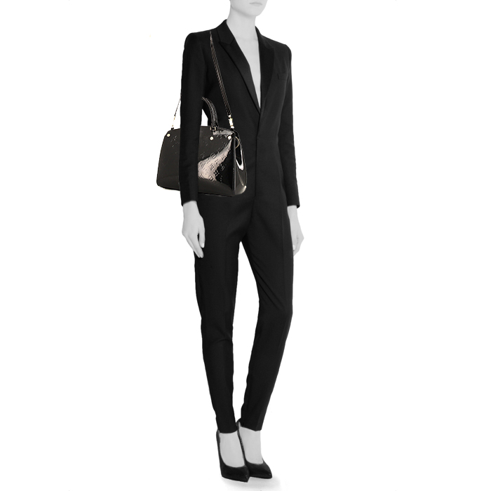 Louis Vuitton Brea handbag in black patent leather - Detail D2