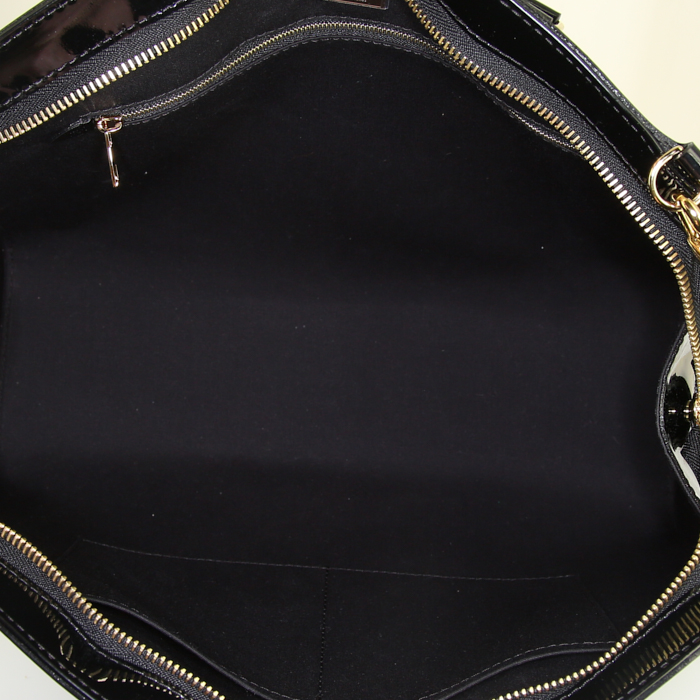 Louis Vuitton Brea handbag in black patent leather - Detail D3