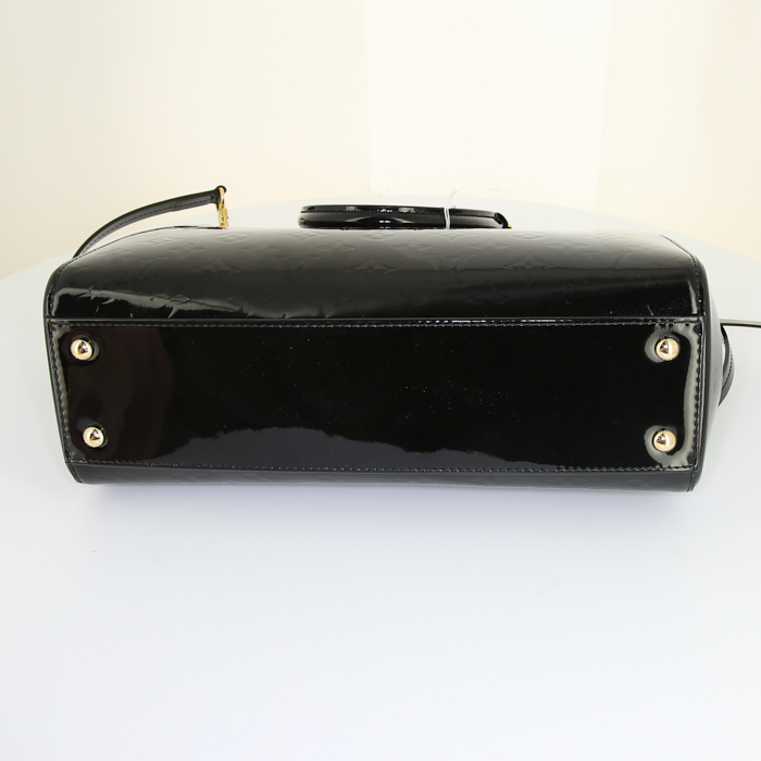 Louis Vuitton Brea handbag in black patent leather - Detail D6