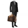 Bolsa de viaje Louis Vuitton Alize en lona Monogram revestida marrón y cuero natural - Detail D1 thumbnail