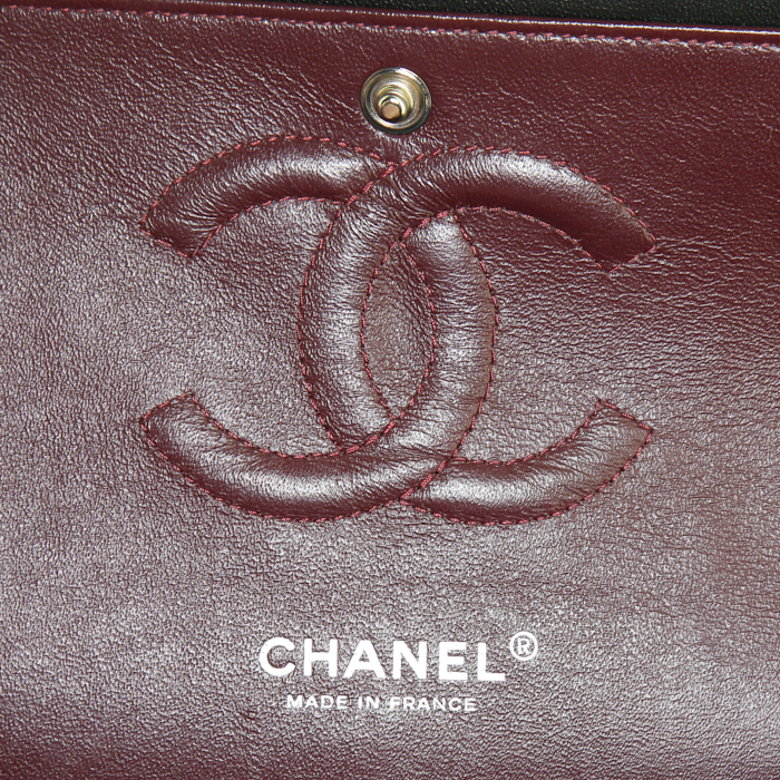 Chanel Timeless shoulder bag in black quilted leather - Detail D4