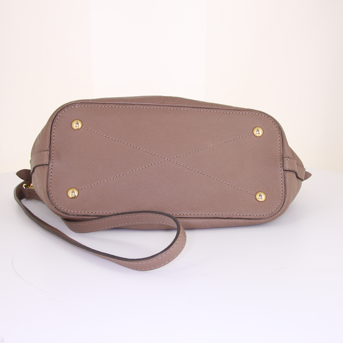 Bolso de mano Louis Vuitton Mazarine en cuero Monogram color topo - Detail D5