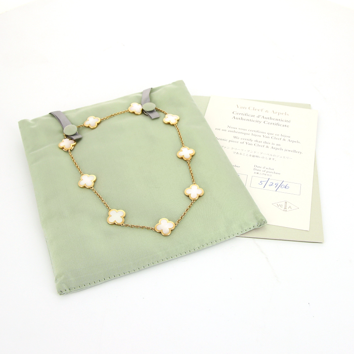 Collier Van Cleef & Arpels Pure Alhambra en or jaune et nacre blanche - Detail D2