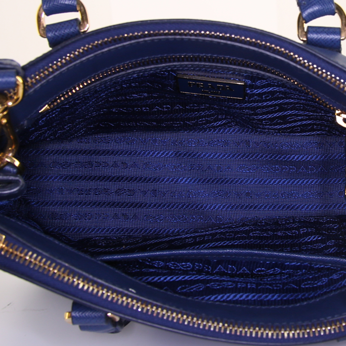 Bolso de mano Prada Galleria en cuero saffiano azul - Detail D3