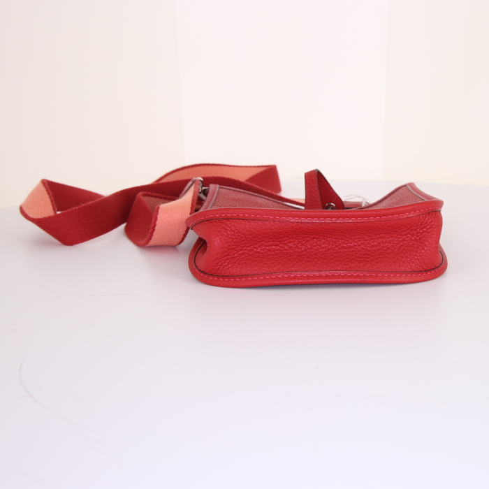 Hermès Mini Evelyne shoulder bag in red togo leather - Detail D4