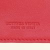 Billetera Bottega Veneta en cuero intrecciato rojo - Detail D3 thumbnail