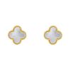 Paire de boucles d'oreilles Van Cleef & Arpels Alhambra en or jaune et nacre blanche - 00pp thumbnail