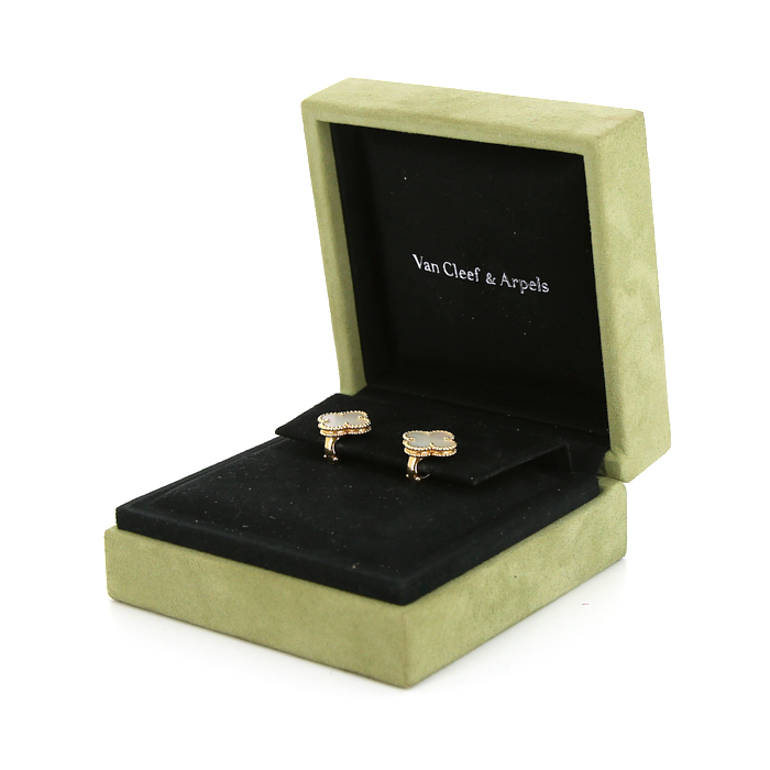 Pendientes Van Cleef & Arpels Alhambra en oro amarillo y nácar blanco - Detail D2