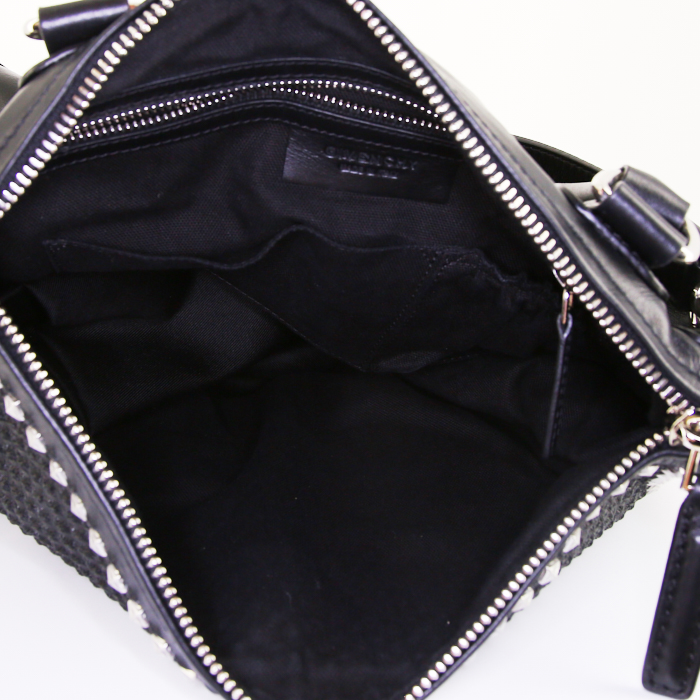Borsa a tracolla Givenchy Pandora modello medio in pelle nera con decoro di borchie - Detail D3