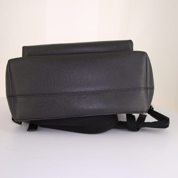 Sac à dos Louis Vuitton en cuir taiga gris - Detail D4