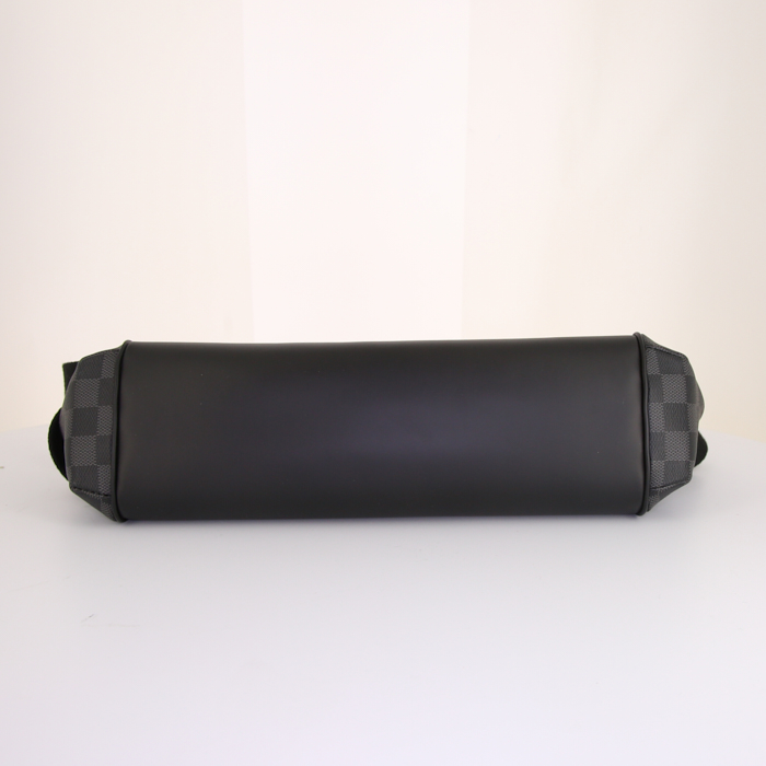 Louis Vuitton Messenger Voyager shoulder bag in damier graphite canvas and black leather - Detail D4