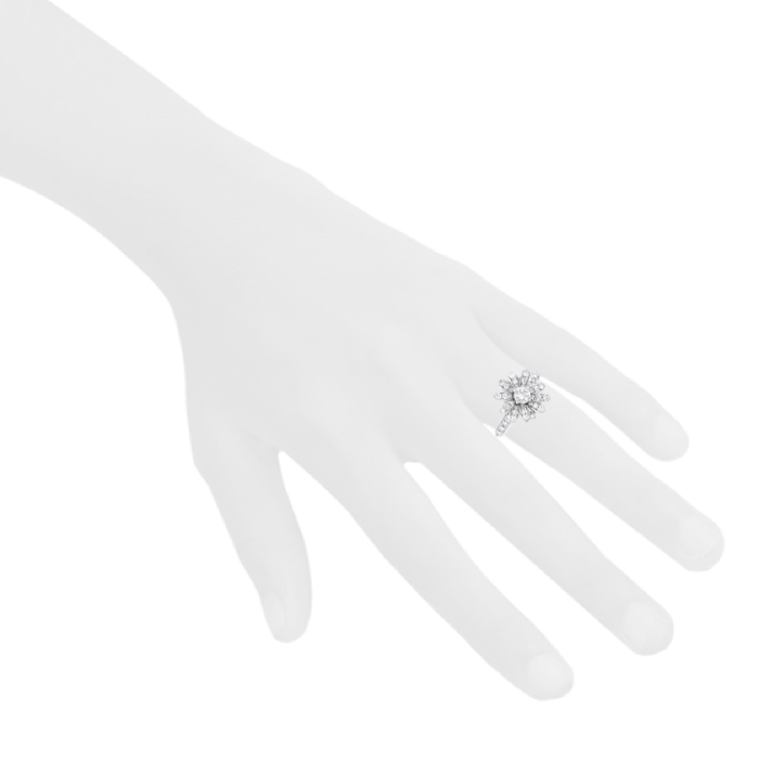 Bague Dior Marguerite grand modèle en or blanc et diamants - Detail D1