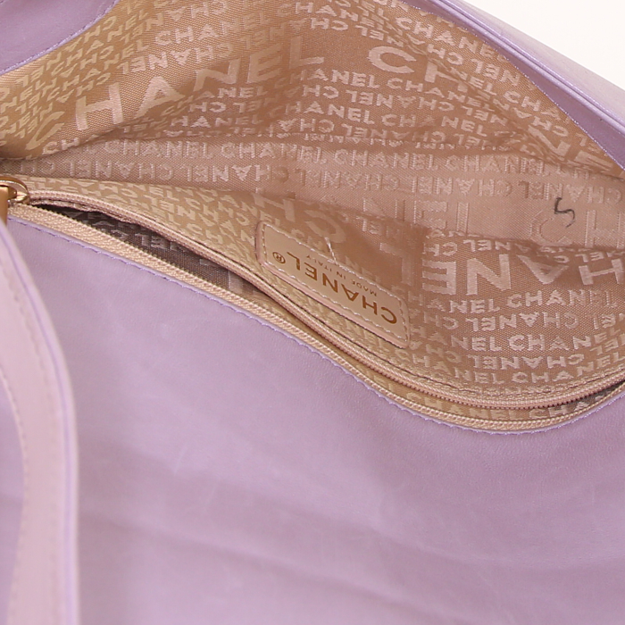 Bolso para llevar al hombro o en la mano Chanel Choco bar en cuero acolchado parma - Detail D2