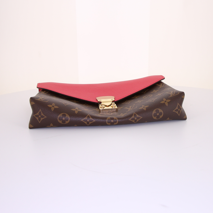 Bolso de mano Louis Vuitton Pallas Chain en lona Monogram marrón y cuero rojo - Detail D5